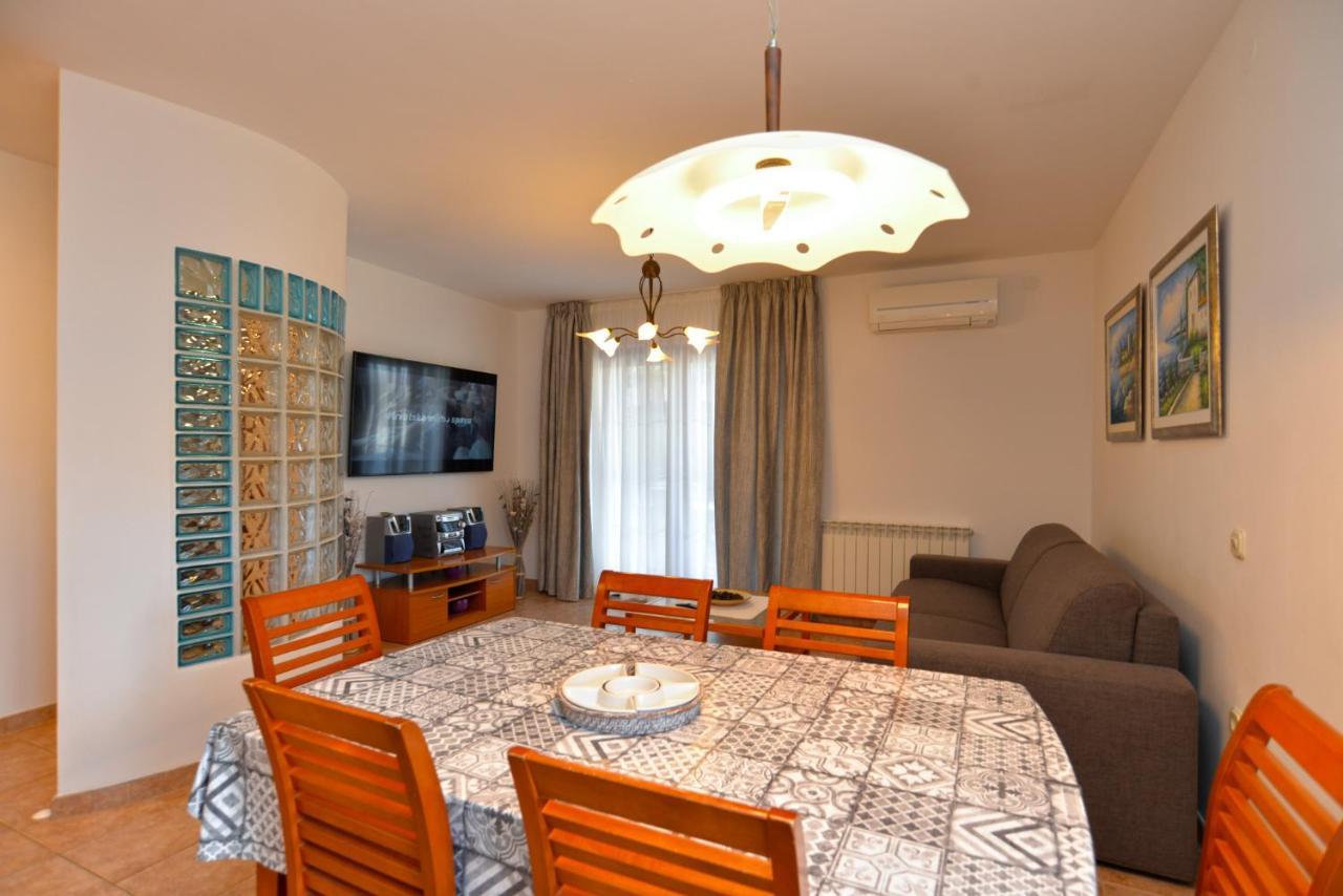 Apartments Elvis 1299 Vrsar Exterior foto