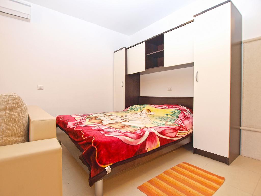 Apartments Elvis 1299 Vrsar Exterior foto